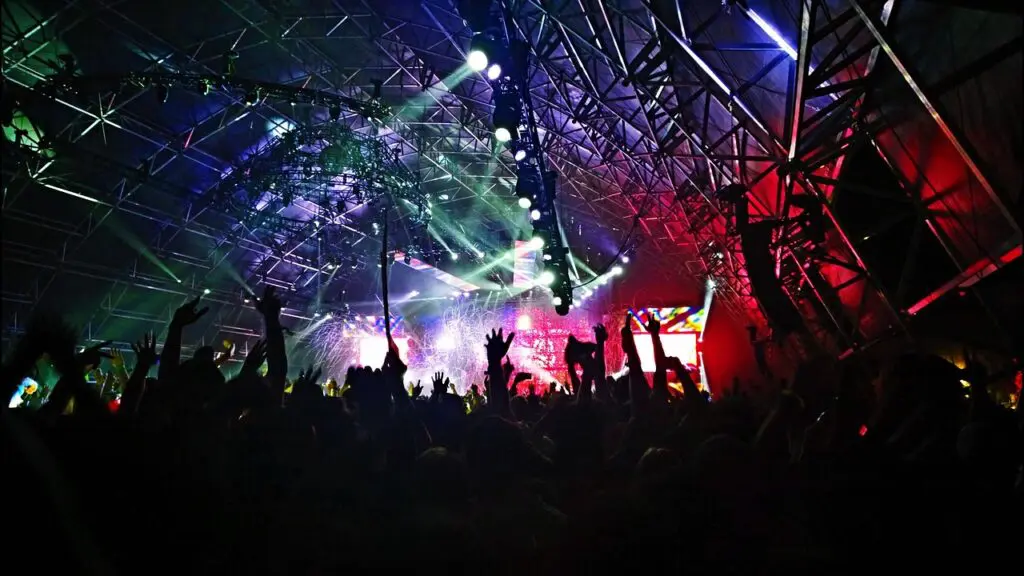 Público de um concerto com luzes intermitentes
