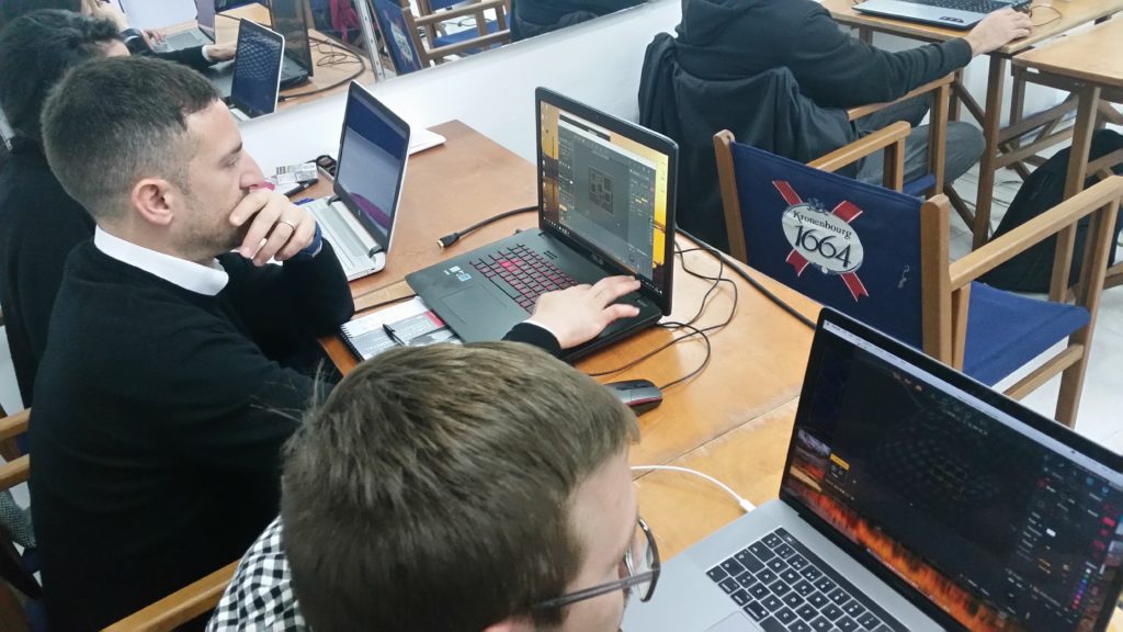 Schüler lernen HeavyM-Software