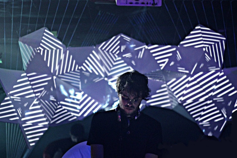 DJ a misturar num design de palco 3D