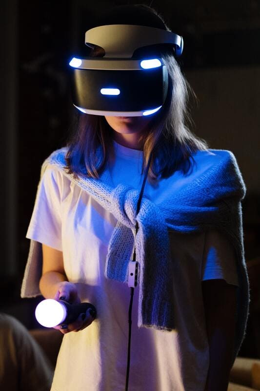 VR - women playing