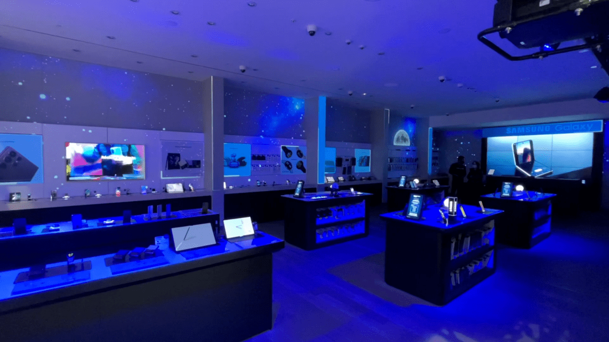 Samsung store video mapping by HeavyM