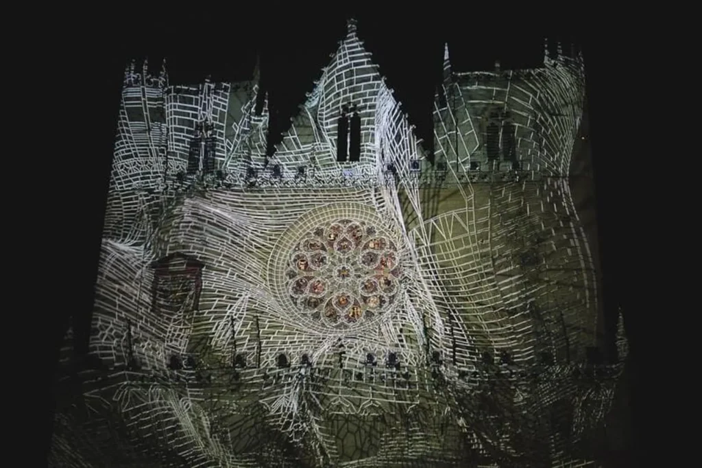 Fête des Lumières 2016 - “Evolutions” - Yann Nhuema et EZ3kiel - https://yannnguema.com/mapping-evolutions